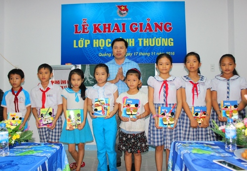 Đồng chí Nguyễn Hoàng Hiệp trao quà cho các em thiếu nhi